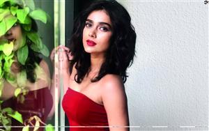 Aakanksha Singh looks gorgeous in a red-hot avatar